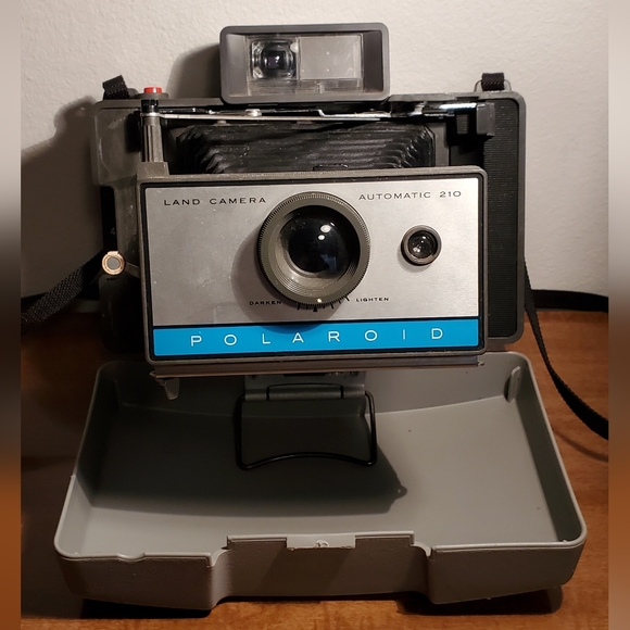 Vintage Polaroid Automatic 210 Land Camera W/ Strap + Hard Case - Picture 3 of 5